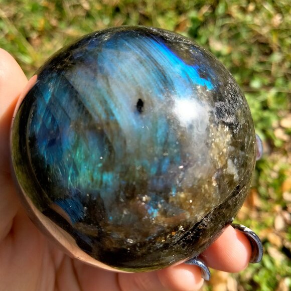 Labradorite stone crystal Sphere with multiple blue flash and golden shimmer - Picture 6 of 7